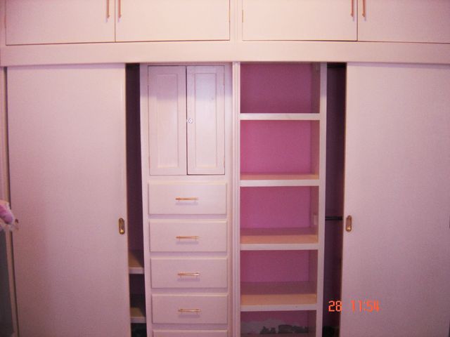 closet en madera de banak color blanco semi-mate