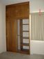 closet en madera de pino con modulo de entrepaños y puertas corredizas